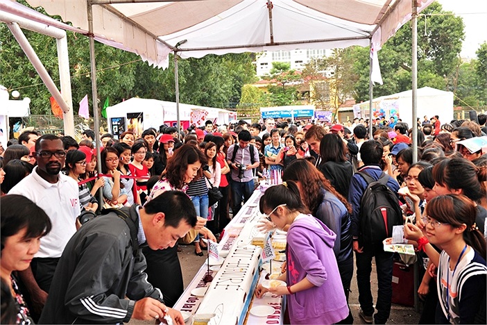 Chiếc bánh gato lớn nhất Việt Nam đã được chia cho hàng nghìn sinh viên tham gia vào ngày hội. Được biết, chiếc bánh này có thể chia cho khoảng 2.000 người ăn