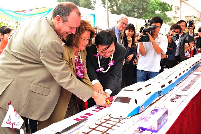 Chiều dài 20m của chiếc bánh tượng trưng cho 20 năm tuổi của Văn phòng hợp tác Tổ chức Pháp ngữ, khu vực Châu Á-Thái Bình Dương 