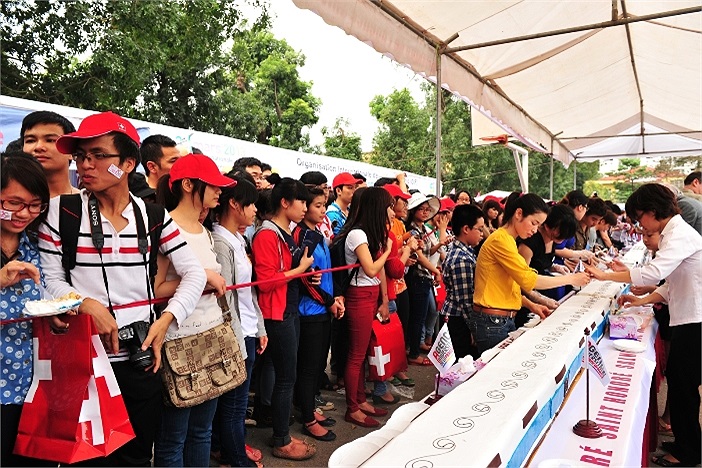 Tất cả các sinh viên tham dự ngày hội tại ĐH Hà Nội đều được thưởng thức hương vị của chiếc bánh đặc biệt này