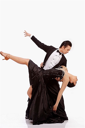 Nam ca sĩ Ngô Kiến Huy sẽ kết hợp cùng bạn nhảy Viktoriya Bozhidarova Gencheva.