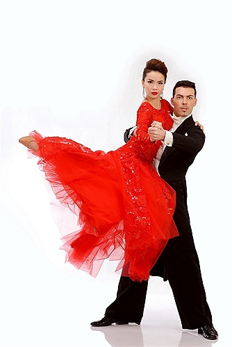 Ca sĩ Yến Trang sẽ kết hợp cùng Tihomir Romanov Gavrilov - đây là bạn nhảy của Ngô Thanh Vân tại Bước nhảy hoàn vũ 2010 và cũng là bạn nhảy của Vũ Thu Phương năm 2011.