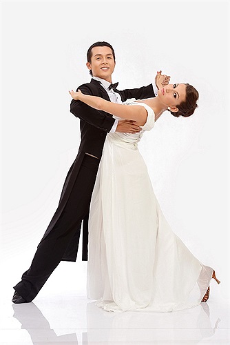 Diễn viên Hòa Hiệp sẽ kết hợp cùng Vesela Dimova - đây là bạn nhảy của Quách Ngọc Ngoan trong Bước nhảy hoàn vũ 2012. 