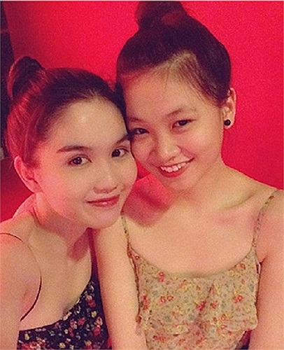 Cách đây không lâu, Ngọc Trinh cũng khoe em gái cùng cha khác mẹ trên trang cá nhân. Có thể thấy mấy chị em Ngọc Trinh đều trắng bóc và khá xinh xắn.