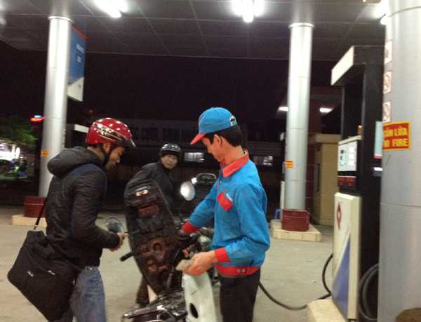 Bất thường xăng chỉ bán 30.000 đồng/xe, đóng cửa sớm