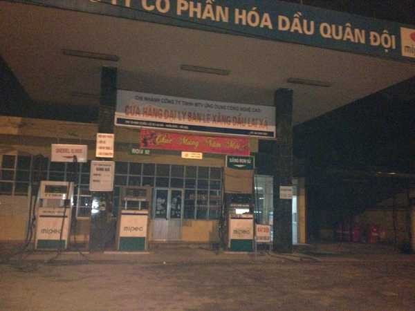 Bất thường xăng chỉ bán 30.000 đồng/xe, đóng cửa sớm