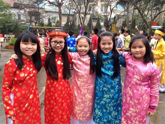 Năm nay, các học sinh trong trang phục áo the khăn xếp quây quần trong không gian ấm cúng, cùng ông đồ tìm hiểu về nghệ thuật thư pháp và khai bút trong năm mới