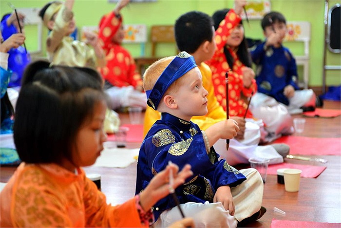 Nhiều bạn nhỏ tuy còn lóng ngóng khi cầm bút lông, những nét chữ còn vụng về chưa sắc nét nhưng ai nấy đều hiểu được rằng “khai bút đầu xuân” có nghĩa là đề cao sự học