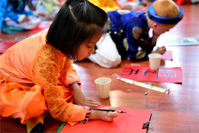 Bodi Ron cùng các bạn trong lớp 1A1 tỏ ra rất thích thú với việc này