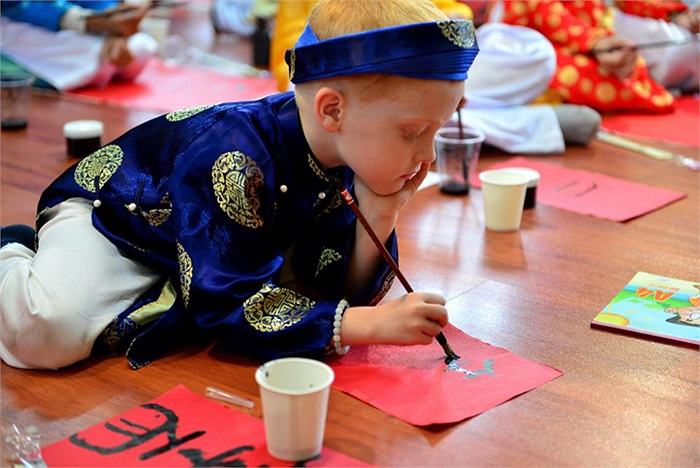 Bodi Ron trầm ngâm với từng nét chữ của mình