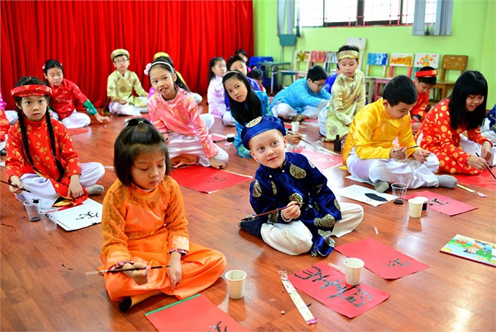 Cậu học trò nhỏ này tỏ rất chăm chú theo dõi những nét chữ thầy hướng dẫn