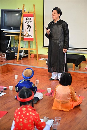 Chăm chú lắng nghe