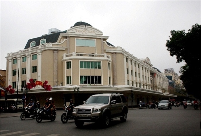 Tràng Tiền Plaza có 3 mặt tiền, đây là mặt công trình nhìn từ hướng phố Tràng Tiền. Vừa qua, thương hiệu DFS, được biết đến với chuỗi cửa hàng miễn thuế tại các sân bay trên toàn thế giới, với đại diện là doanh nhân Jonathan Hạnh Nguyễn (bố chồng Tă