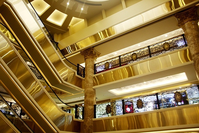 Lan can cầu thang đều được dập chữ nổi 'TTP' (Tràng Tiền Plaza) tạo dấu ấn riêng.