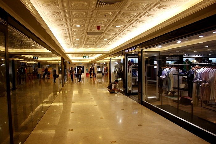  Lối đi bên trong giữa các gian hàng.