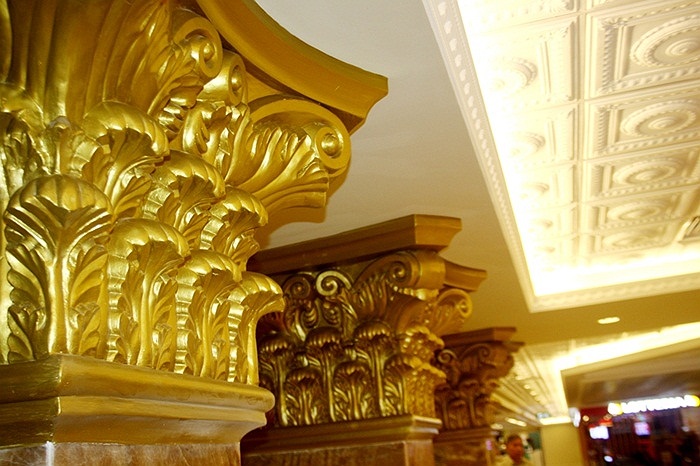  Những cây cột được trang trí, trạm trổ rất công phu