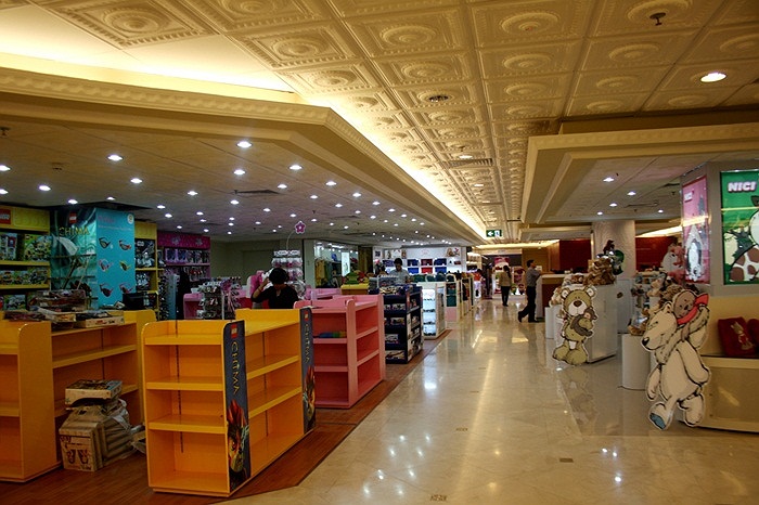 Ngoài các gian hàng hiệu cao cấp, Tràng Tiền Plaza vẫn có những khu vực bán hàng trẻ em.