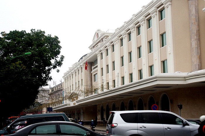 Bên trong trung tâm thương mại, nội thất có 2 gam màu chủ đạo là màu trắng và vàng.