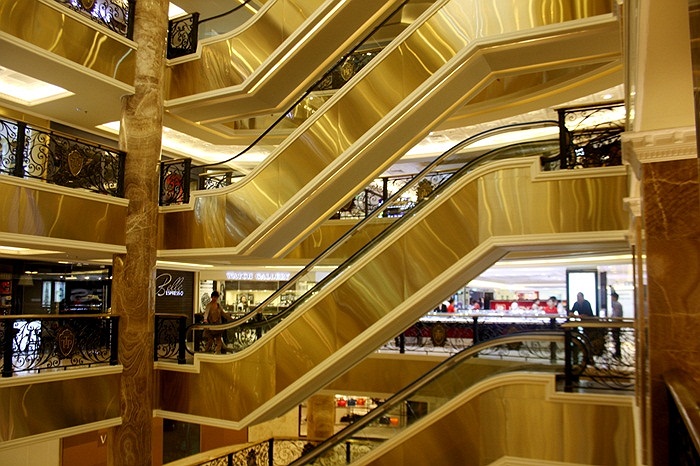 Tràng Tiền Plaza gây ấn tượng mạnh với cầu thang cuốn lên xuống từ tầng 1 tới tầng 6.