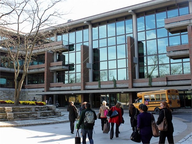 Nằm cách xa khu văn phòng của McDonald's là khu nhà bếp để kiểm tra các sản phẩm và cho ra đời các sản phẩm mới của hãng 