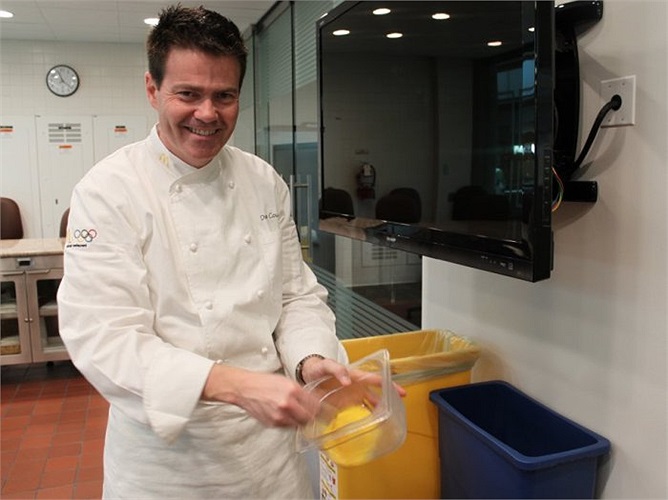 Đầu bếp Dan Coudreaut đang làm việc 