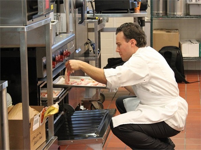 Một đầu bếp khác chuẩn bị thịt xông khói để làm một sản phẩm chưa được công bố 