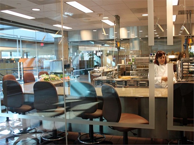 Khu vực nhà bếp dùng để kiểm tra có các ô cửa kính khiến nhiều người nghĩ đó là một nơi tổ chức các hội nghị 