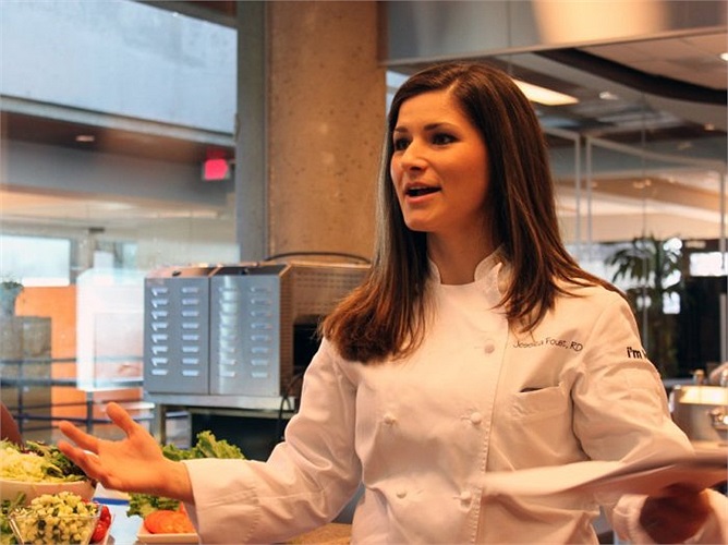 Chúng tôi gặp bếp trưởng Jessica Foust, người phụ trách dinh dưỡng và quản lý thức ăn tại nhà bếp.