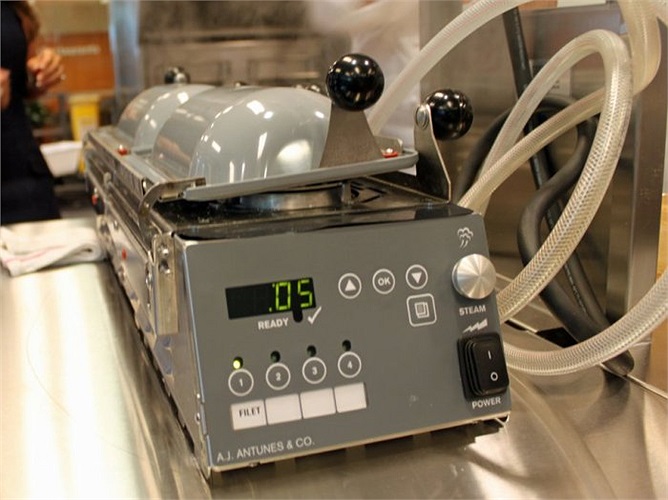 Bên trong nhà bếp có các đồ dùng, vật dụng theo quy định của McDonald's