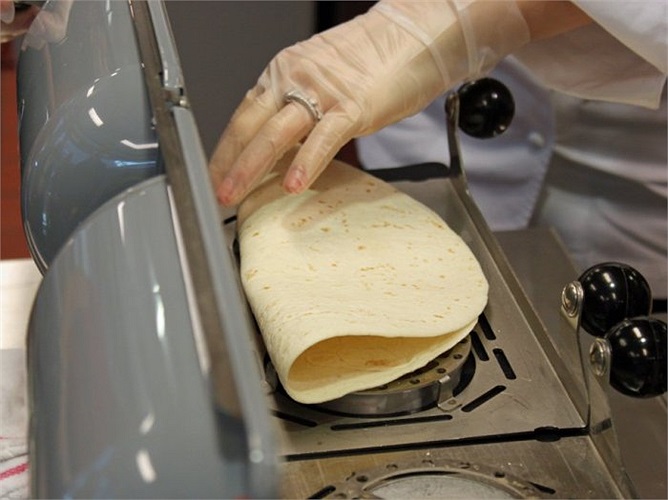 Và theo dõi quá trình chuẩn bị sản phẩm McWraps trước ngày ra mắt khách hàng 