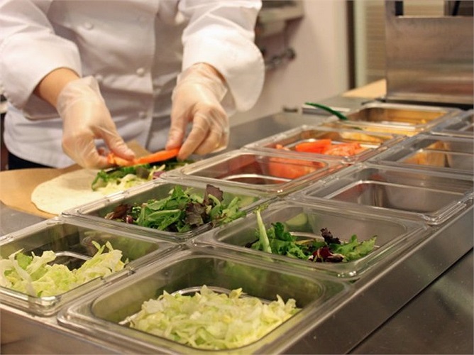 Nhân viên cẩn trọng kiểm tra từng món ăn 