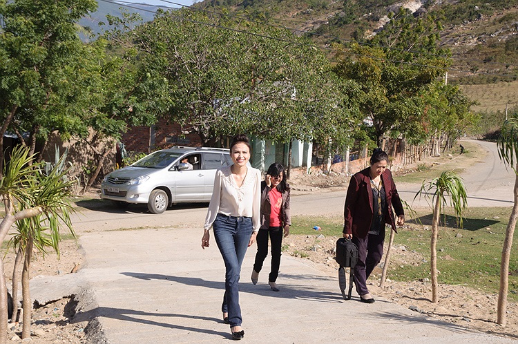 Trong chuyến đi tặng quà đầu xuân, Hoa hậu Diễm Hương diện trang phục giản dị, trang điểm nhẹ nhàng tạo vẻ thân thiện với các em học sinh. 