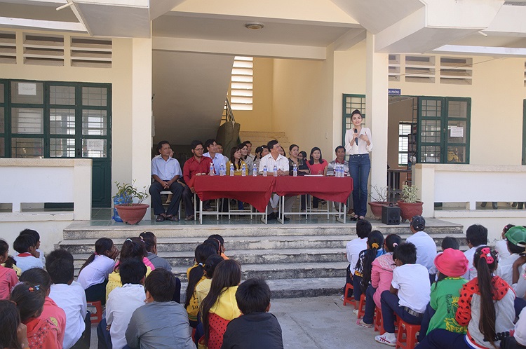 Còn nhớ, hồi hoa hậu mới đăng quang, cô đã mặc một chiếc áo trong suốt đi từ thiện. Hành động này tuy vô tình nhưng khá phản cảm và đã bị 'ném đá' không thương tiếc.