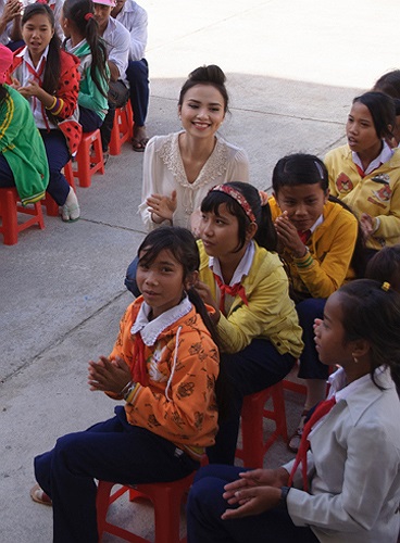 Cô thân thiện bên các em học sinh nghèo.