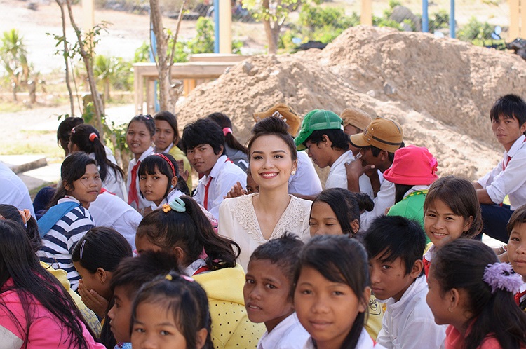 Ăn mặc phản cảm, diêm dúa hoặc không phù hợp hoàn cảnh, trang điểm lòe loẹt, đeo kính đen ngòm... khi đi từ thiện, là những hành vi của các sao bị phê phán nặng nề.