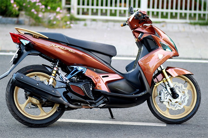 Nouvo LX phiên bản Venza của một thợ độ người Cà Mau, với màu sơn độc, bộ vành sơn màu đồng, tay Rizoma Spotline, tay thắng CRG, logo mạ vàng.Theo Infonet