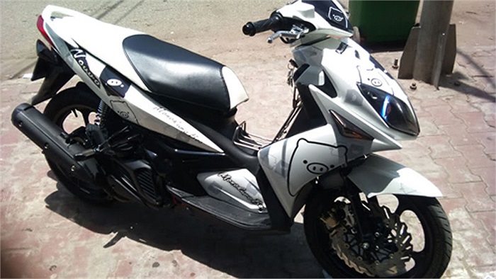 Nouvo LX với bộ tem hai chú heo trắng, đen Monokuro Boo quen thuộc với lứa tuổi teen.