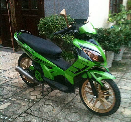 Chiếc Nouvo thế hệ 2 trải qua 4 phiên bản độ, và phiên bản cuối cùng được sơn màu xanh lá cây, cặp vành màu nhũ đồng, lốp Michelin. Theo Infonet