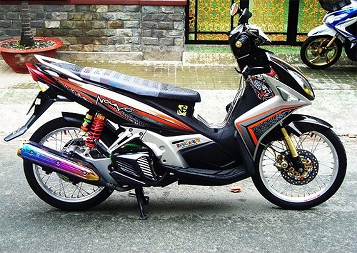 Chiếc Nouvo LX 135 được độ lại thân vỏ với nhiều chi tiết màu mè hơn, nhiều đồ chơi mới như giảm xóc Gazi, càng phanh Trusty, nắp ống pô 7 màu. Theo Infonet
