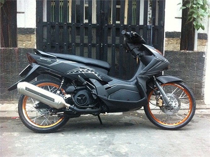 Chiếc Nouvo MX độ phong cách siêu xe Lamborghini Reventon với bộ tem được thửa riêng. Theo Infonet