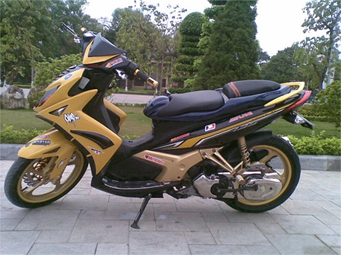 Chiếc Nouvo LX độ độc đáo khi phần đầu xe và bộ vành được sơn màu đồng. Yên xe cũng được chế hai ngăn.