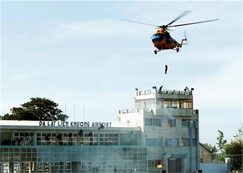 Bộ đội đặc công huấn luyện chống khủng bố ở sân bay.