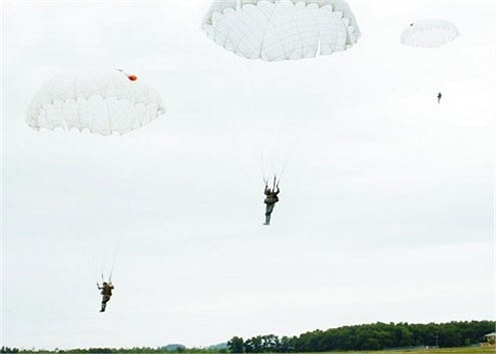 Lực lượng đặc công dù diễn tập nhảy dù đổ bộ.