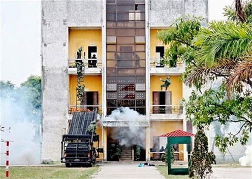 Lính đặc công diễn tập chống khủng bố, giải thoát con tin trong nhà cao tầng.