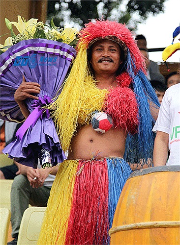 Mang theo không khí rực lửa từ Phố Núi, cổ động viên này chính là điểm sáng trên khán đài Hàng Đẫy chiều qua.