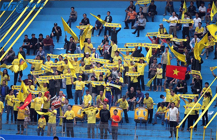 Số ít CĐV Hà Nội T&T