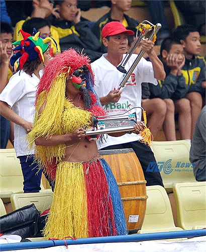 Cùng với 2 đồng hương khác làm sôi sục khán đài A. Đây cũng là khu vực mà nhóm cổ động viên Gia Lai tập trung lại để cổ vũ cho đội nhà.