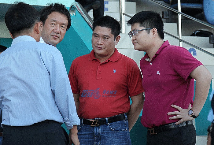 Ở sân Thống Nhất, chuyên gia người Nhật Tanabe cũng xuất hiện. Ông trò chuyện cùng anh em bầu Thụy 