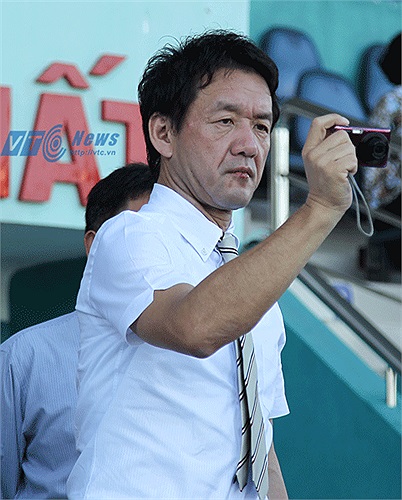 Chăm chú ghi hình theo dõi