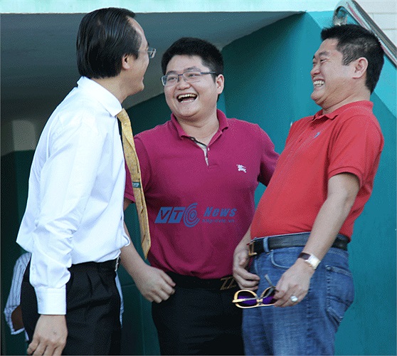 Bầu Thắng cười tươi chia vui cùng nhà bầu Thụy