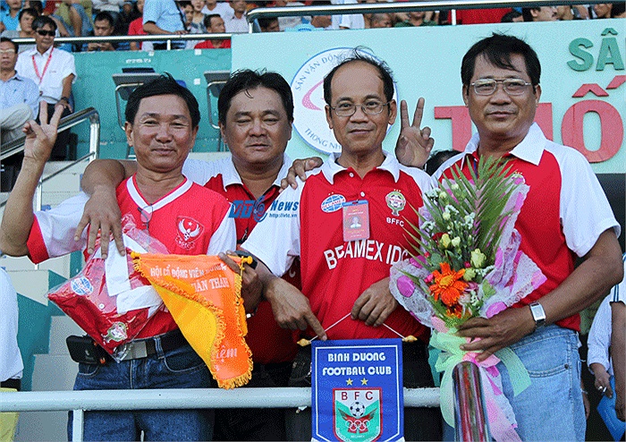 Cổ động viên trên sân Thống Nhất